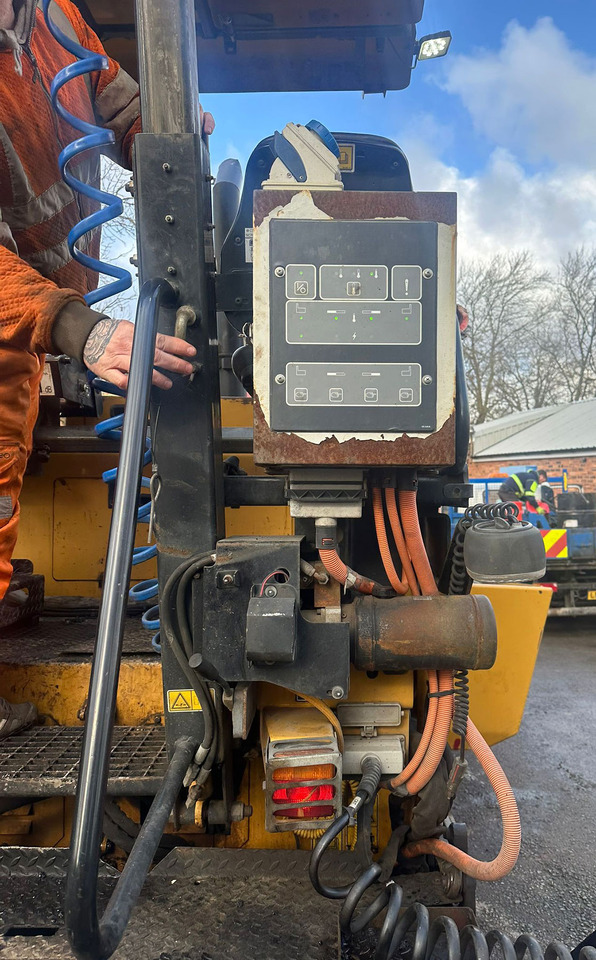 Caterpillar AP300D - Máy lát nhựa đường: hình 4 Caterpillar AP300D - Máy lát nhựa đường: hình 4