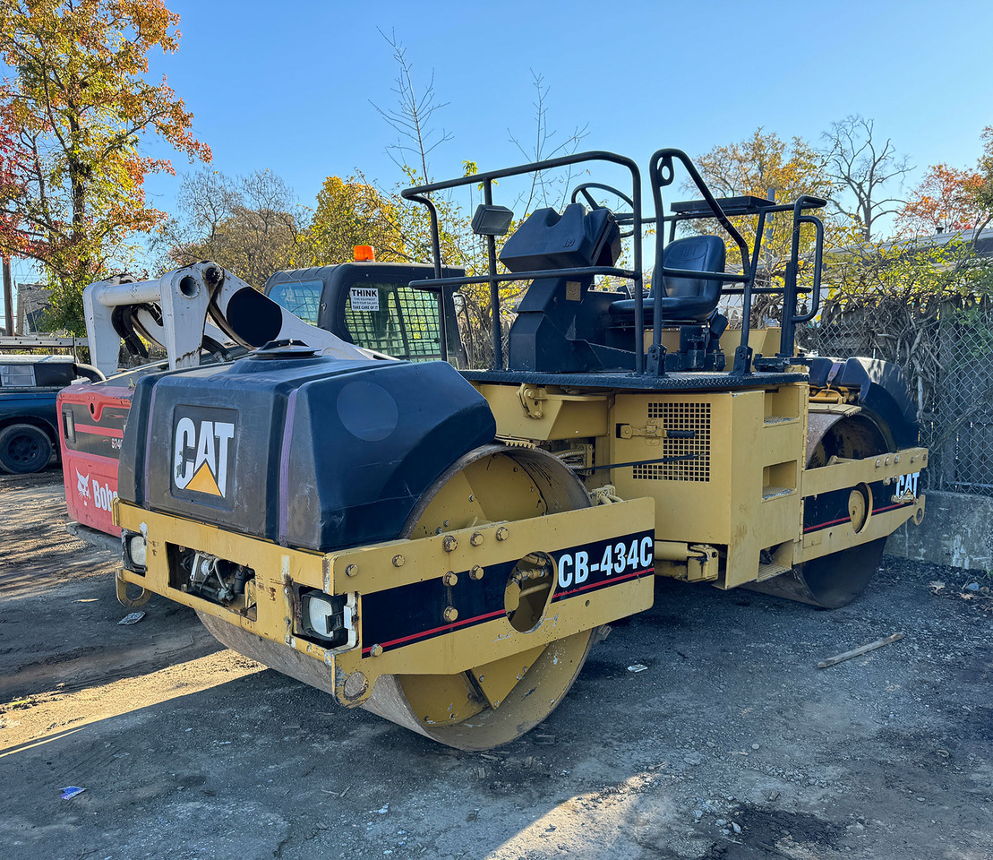 Caterpillar CB-434C - Máy lăn đường: hình 1 Caterpillar CB-434C - Máy lăn đường: hình 1