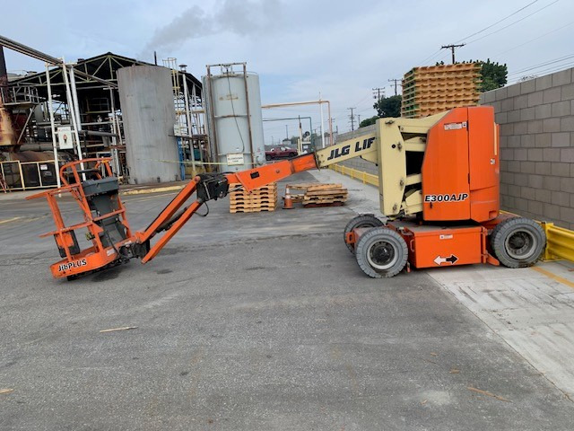JLG E300AJP - Máy xúc lật bánh lốp kính thiên văn: hình 1 JLG E300AJP - Máy xúc lật bánh lốp kính thiên văn: hình 1