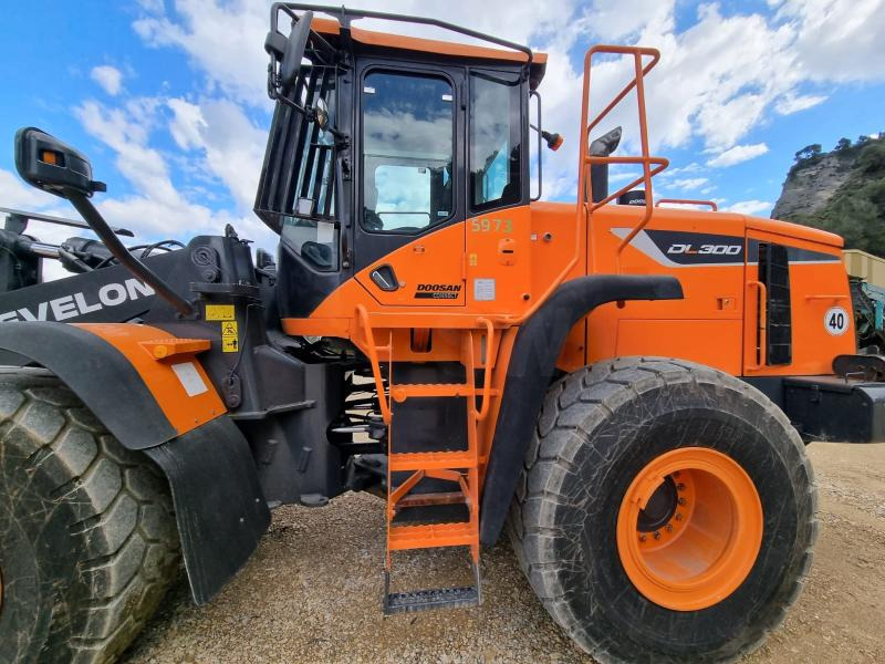 Doosan DL300 - Máy xúc lật bánh lốp: hình 4 Doosan DL300 - Máy xúc lật bánh lốp: hình 4