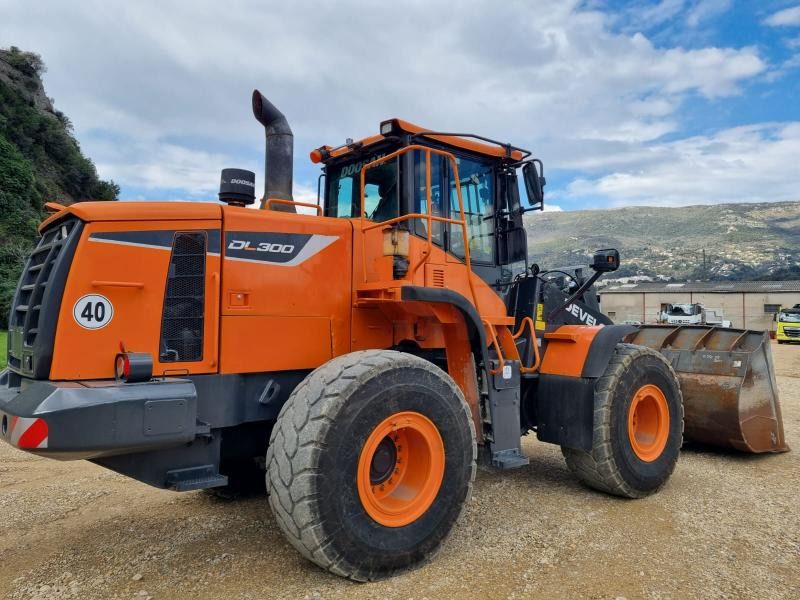 Doosan DL300 - Máy xúc lật bánh lốp: hình 2 Doosan DL300 - Máy xúc lật bánh lốp: hình 2