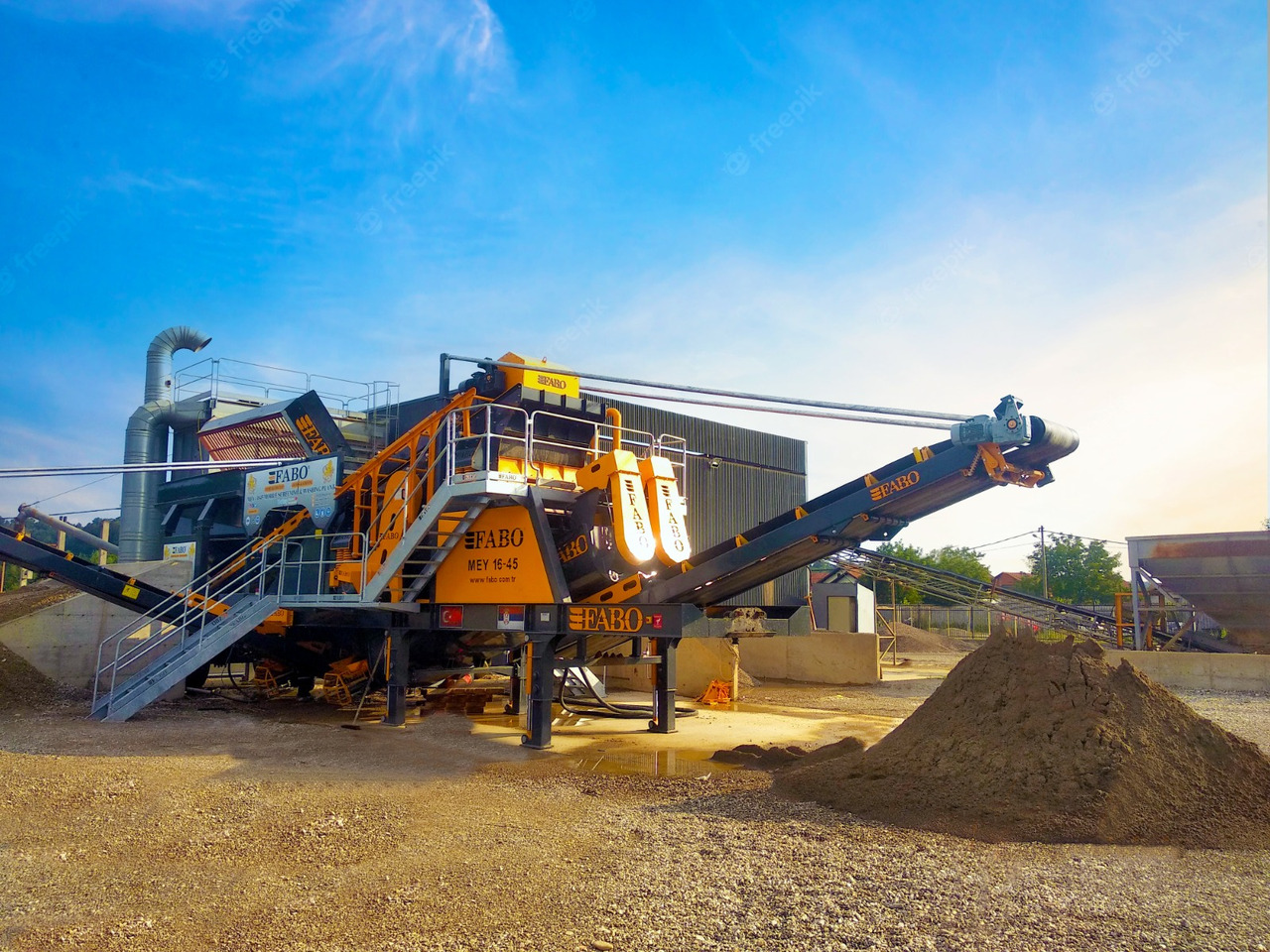 FABO MEY-1645 MOBILE SAND SCREENING & WASHING PLANT - Máy sàng: hình 1 FABO MEY-1645 MOBILE SAND SCREENING & WASHING PLANT - Máy sàng: hình 1