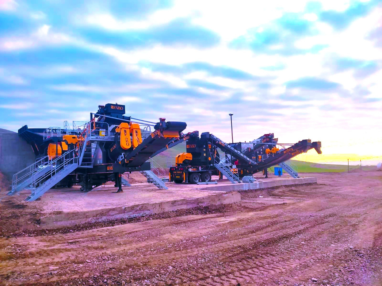 FABO Mobile crusher - Máy nghiền di động: hình 2 FABO Mobile crusher - Máy nghiền di động: hình 2