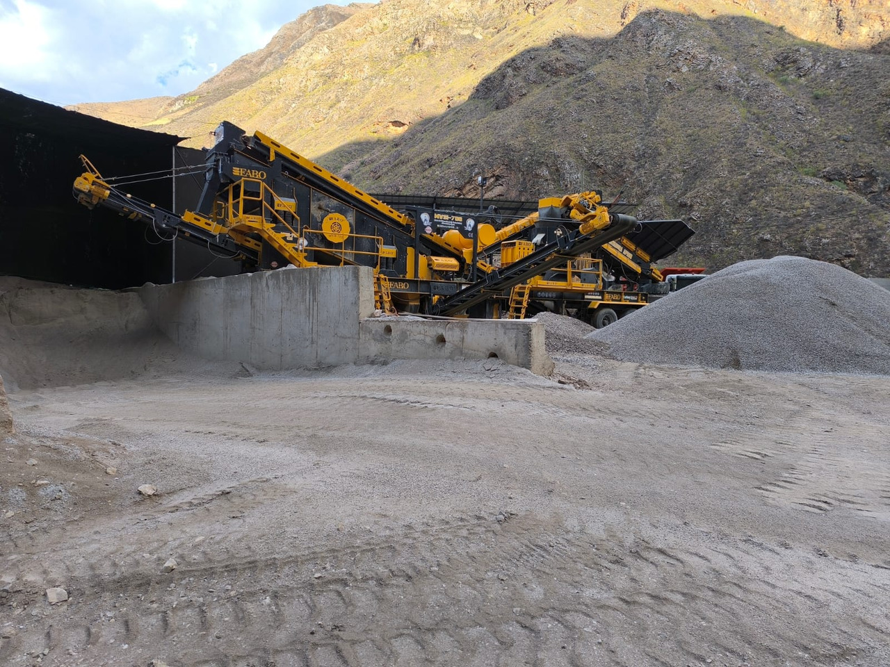 FABO Mobile crusher - Máy nghiền di động: hình 2 FABO Mobile crusher - Máy nghiền di động: hình 2