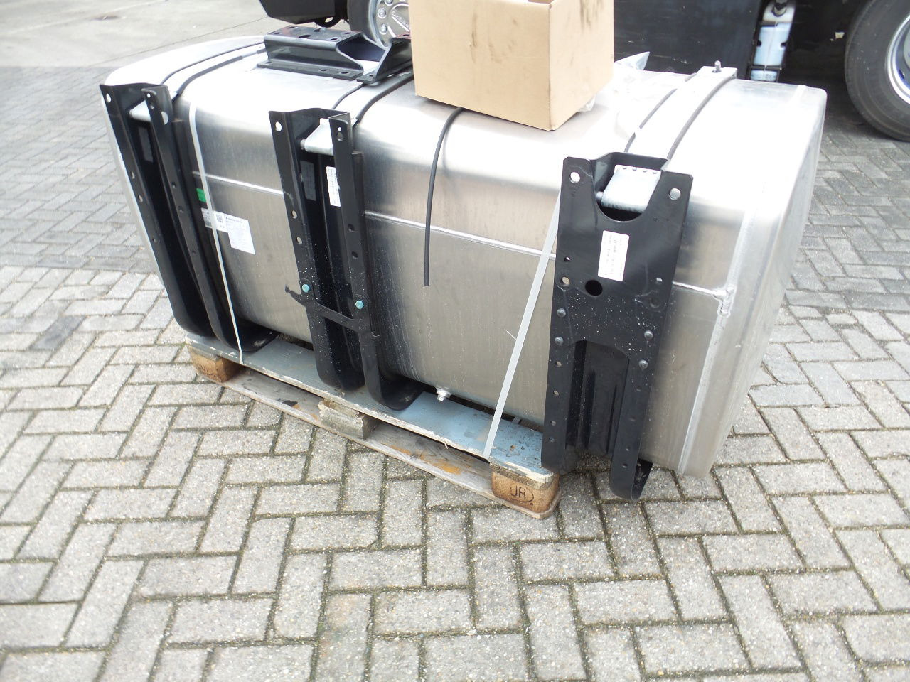 MAN 4 x Man 710 ltr tank orgineel / incl steunen / parts nr 81.12201-6949 160x70 - Bình nhiên liệu: hình 4 MAN 4 x Man 710 ltr tank orgineel / incl steunen / parts nr 81.12201-6949 160x70 - Bình nhiên liệu: hình 4