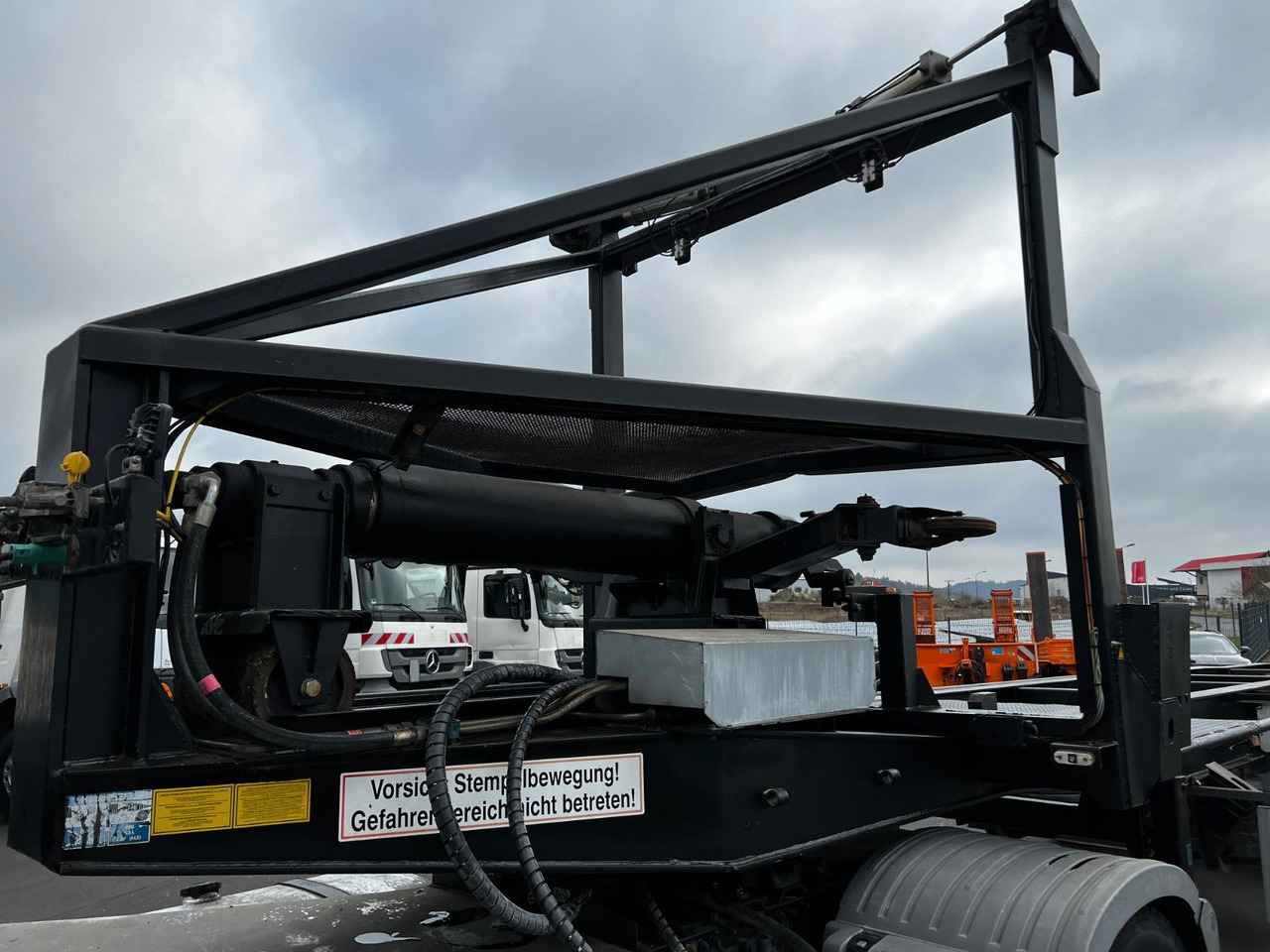 H&W 3- Achs Auflieger für Presscontainer H&W 3- Achs Auflieger für Presscontainer - Xe chở container/ Sơ mi rơ moóc hoán đổi thân: hình 3 H&W 3- Achs Auflieger für Presscontainer H&W 3- Achs Auflieger für Presscontainer - Xe chở container/ Sơ mi rơ moóc hoán đổi thân: hình 3