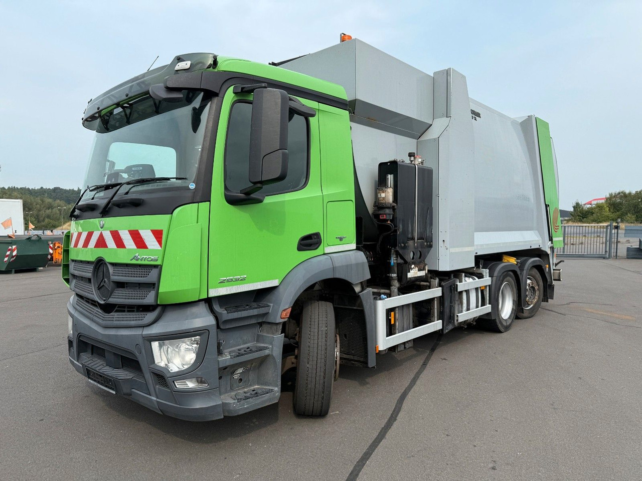 Mercedes-Benz Antos 2533 Seitenlader Zoeller SLF XL - Xe tải chở rác: hình 1 Mercedes-Benz Antos 2533 Seitenlader Zoeller SLF XL - Xe tải chở rác: hình 1