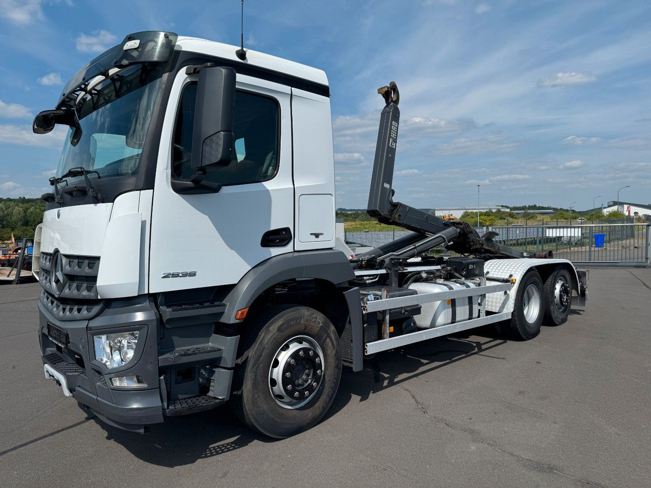 Mercedes-Benz Arocs 2535 6x2 Hiab XR 21S59 + Kranhydraulik - Xe tải nâng móc: hình 4 Mercedes-Benz Arocs 2535 6x2 Hiab XR 21S59 + Kranhydraulik - Xe tải nâng móc: hình 4