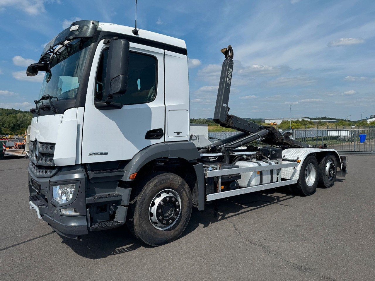 Mercedes-Benz Arocs 2535 6x2 Hiab XR 21S59 + Kranhydraulik - Xe tải nâng móc: hình 5 Mercedes-Benz Arocs 2535 6x2 Hiab XR 21S59 + Kranhydraulik - Xe tải nâng móc: hình 5