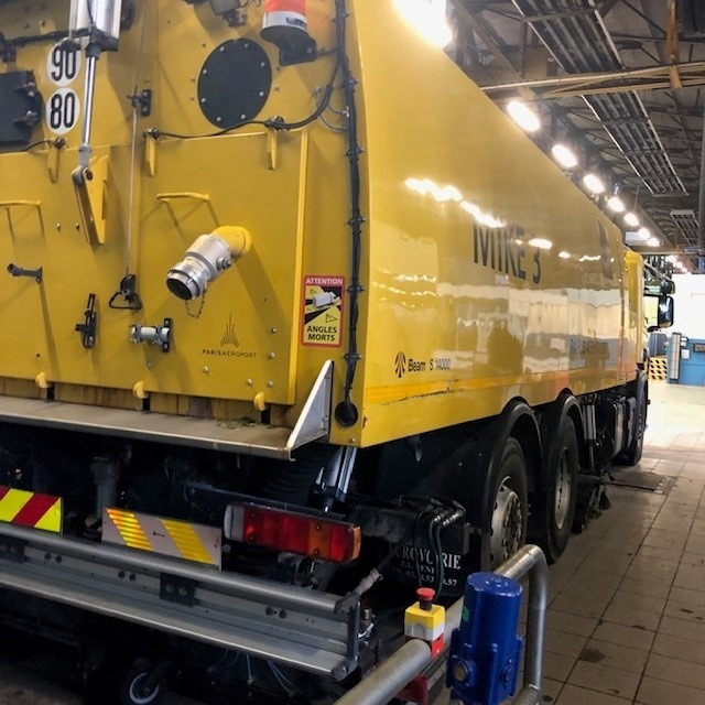 Runway Sweeper Johnston-Beam Scania P400 Model Beam S14000 - Xe quét đường: hình 2 Runway Sweeper Johnston-Beam Scania P400 Model Beam S14000 - Xe quét đường: hình 2