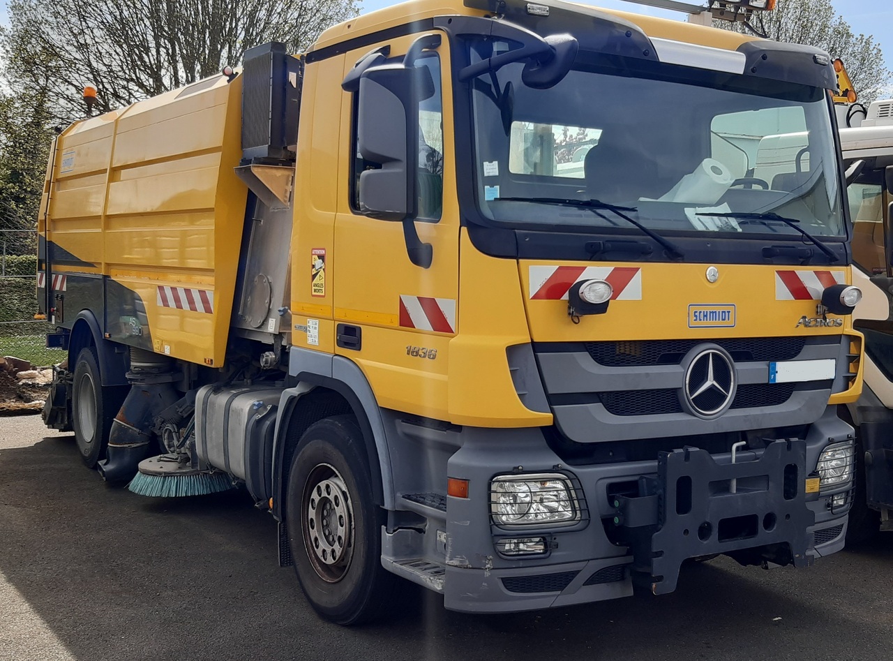Runway Sweeper Schmidt AS990 - Xe quét đường: hình 1 Runway Sweeper Schmidt AS990 - Xe quét đường: hình 1
