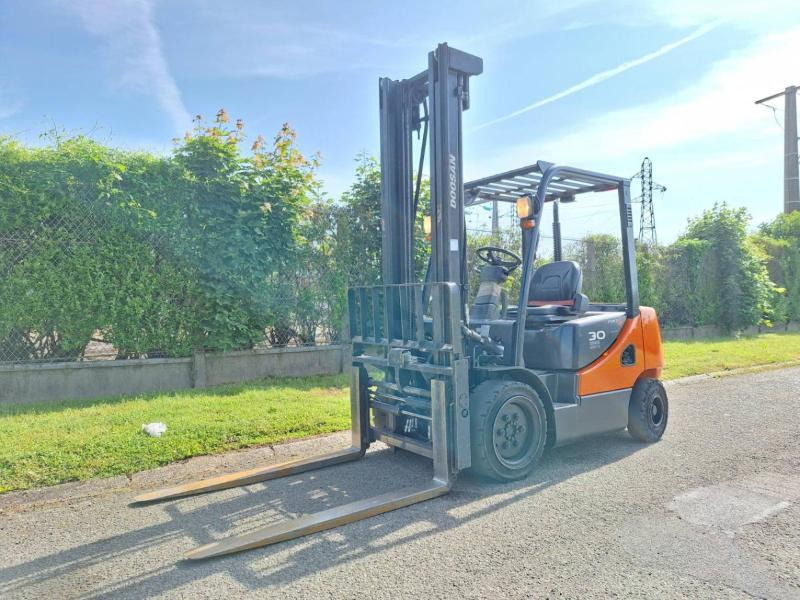 Doosan D30S 5 - Xe nâng diesel: hình 2 Doosan D30S 5 - Xe nâng diesel: hình 2