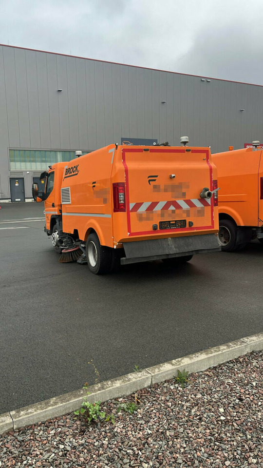 Mitsubishi Canter FUSO Kehrmaschine BROCK SL140 4 m³ - Xe quét đường: hình 5 Mitsubishi Canter FUSO Kehrmaschine BROCK SL140 4 m³ - Xe quét đường: hình 5