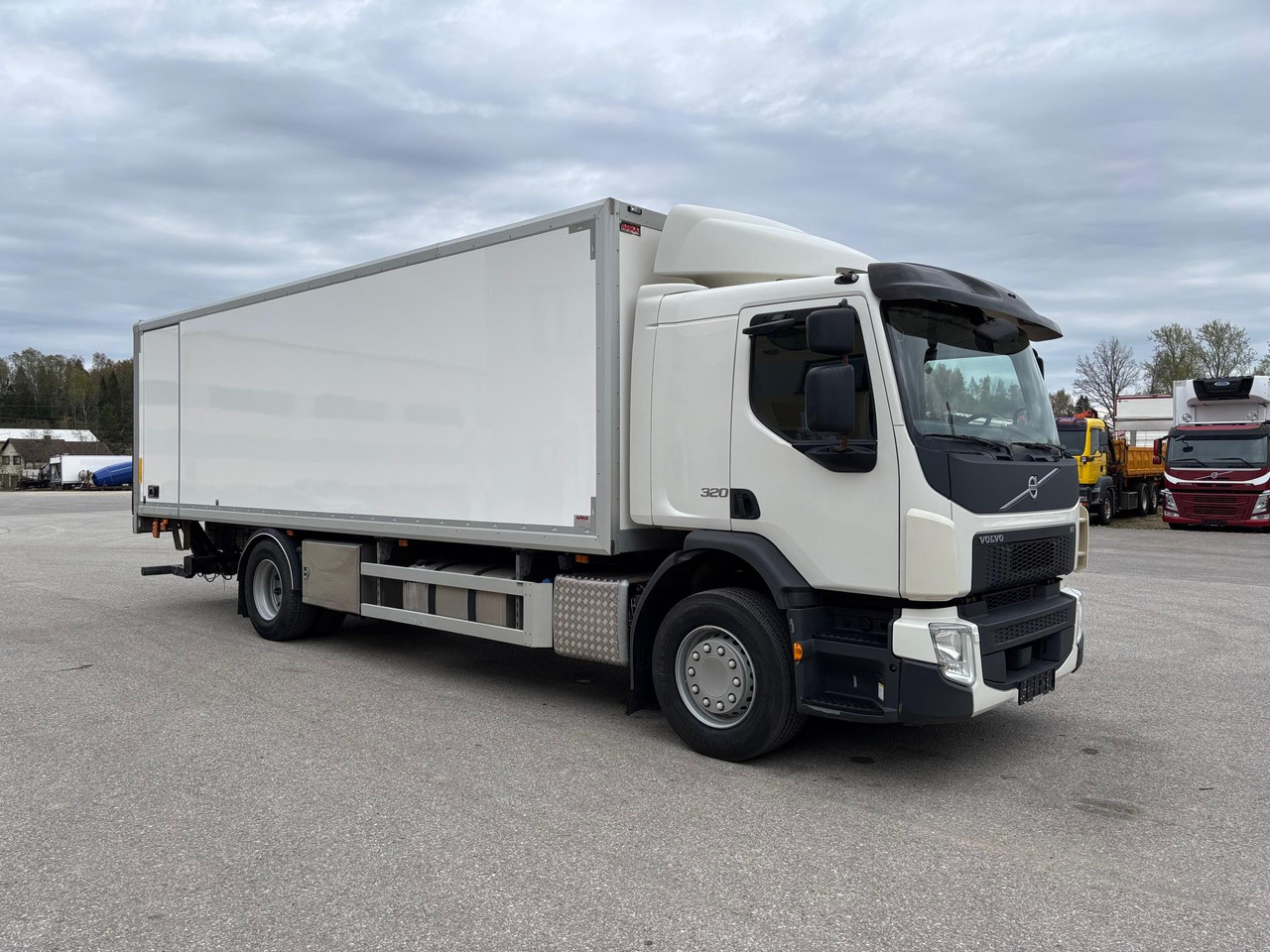 VOLVO FE320 - Xe tải hộp: hình 1 VOLVO FE320 - Xe tải hộp: hình 1