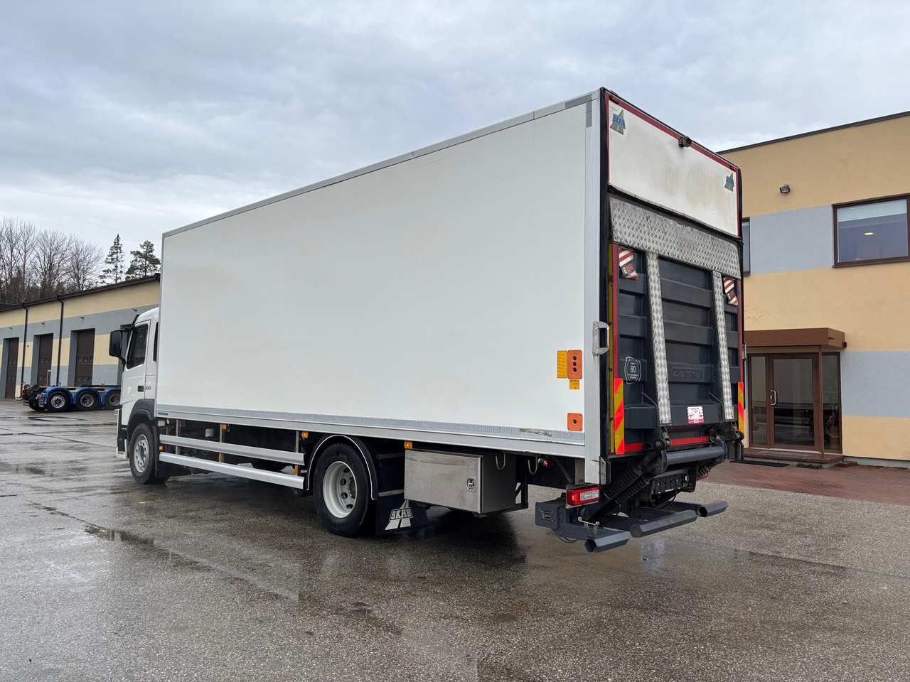Xe tải đông lạnh VOLVO FM330: hình 6