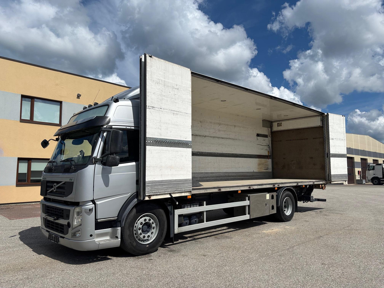 VOLVO FM330 - Xe tải hộp: hình 4 VOLVO FM330 - Xe tải hộp: hình 4