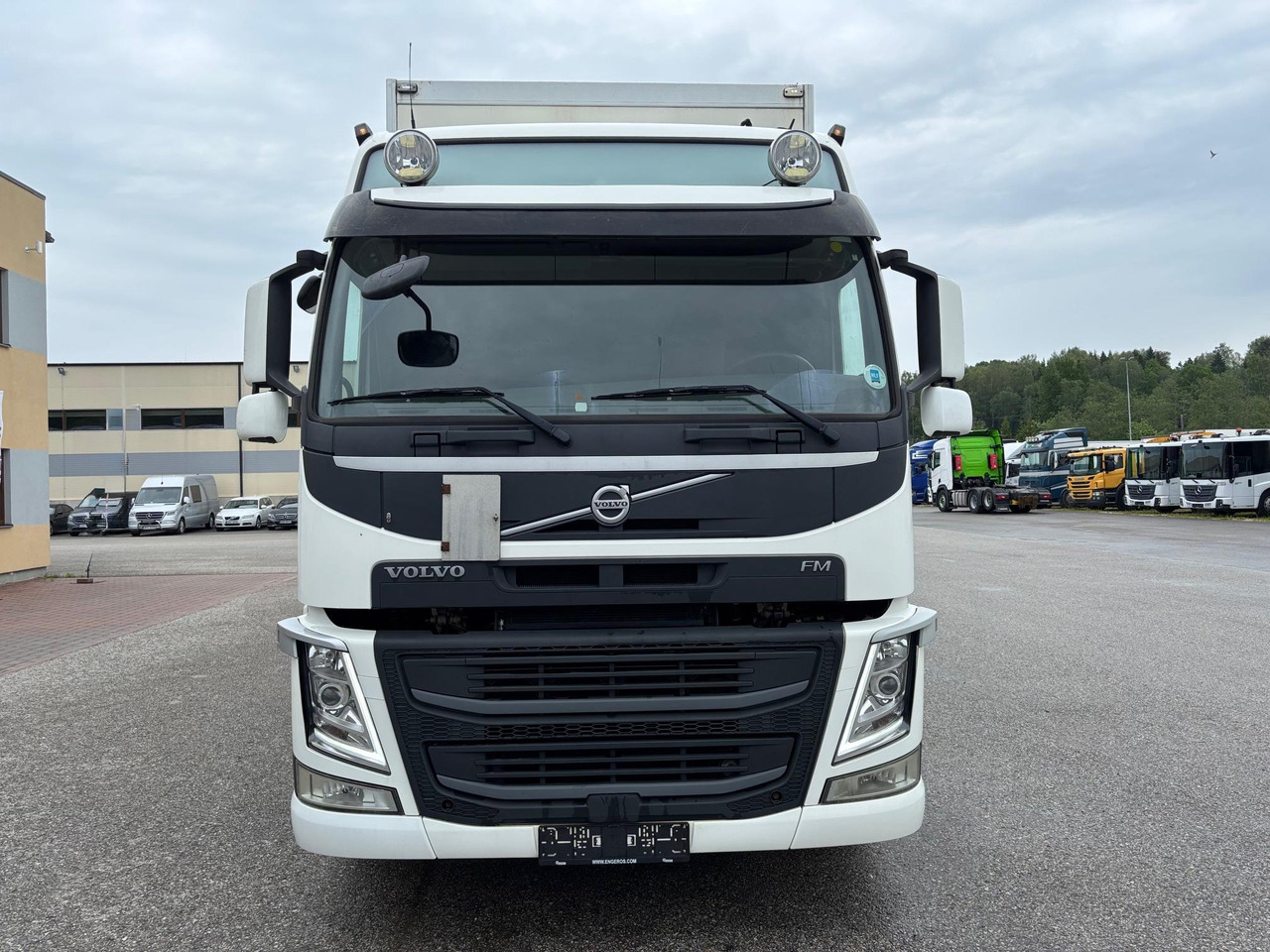 VOLVO FM330 - Xe tải hộp: hình 2 VOLVO FM330 - Xe tải hộp: hình 2