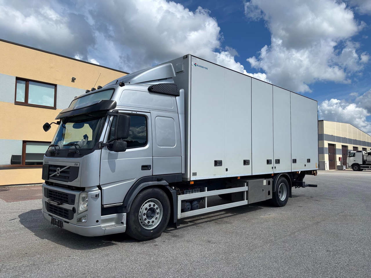 VOLVO FM330 - Xe tải hộp: hình 3 VOLVO FM330 - Xe tải hộp: hình 3