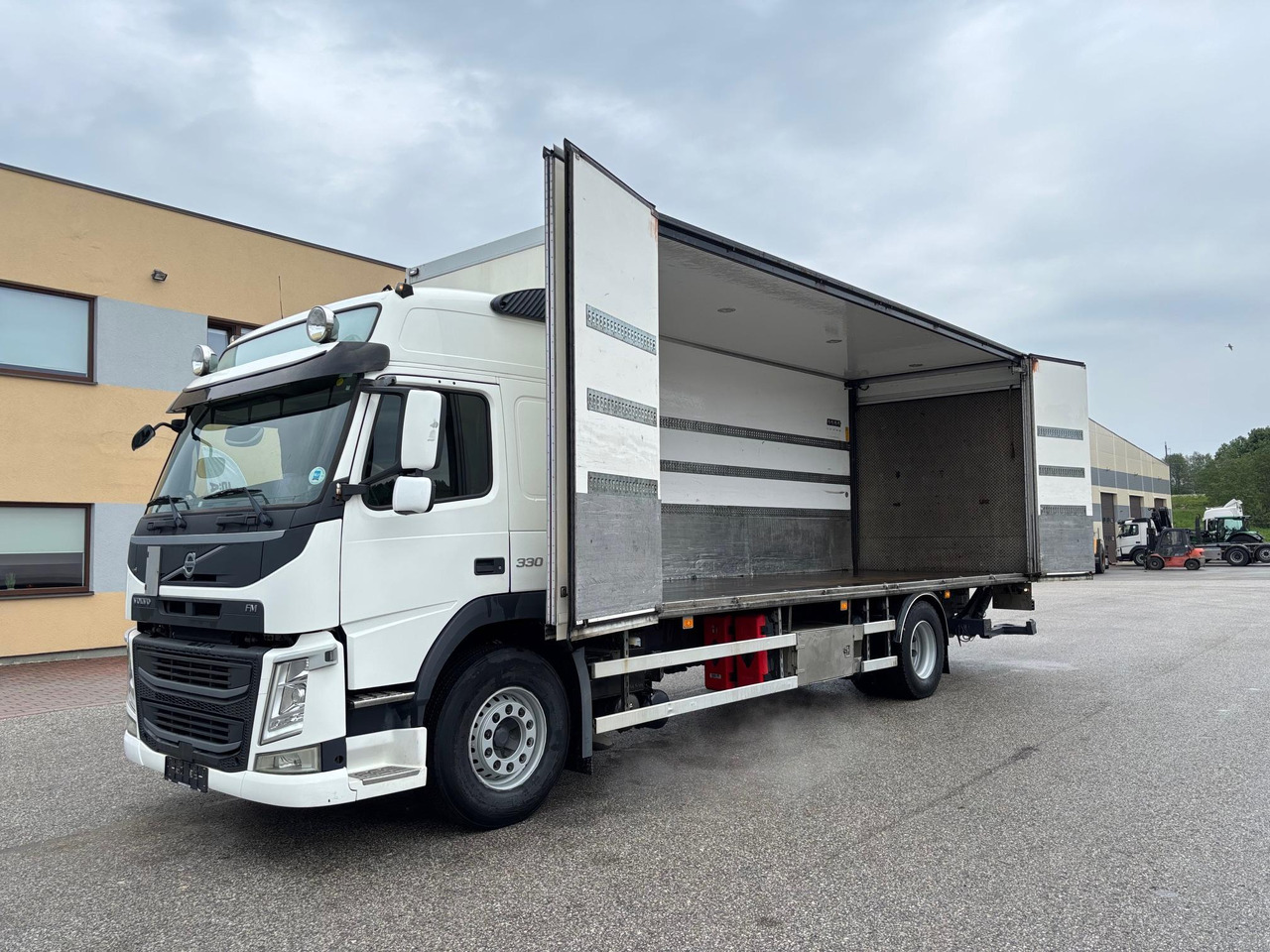 VOLVO FM330 - Xe tải hộp: hình 4 VOLVO FM330 - Xe tải hộp: hình 4