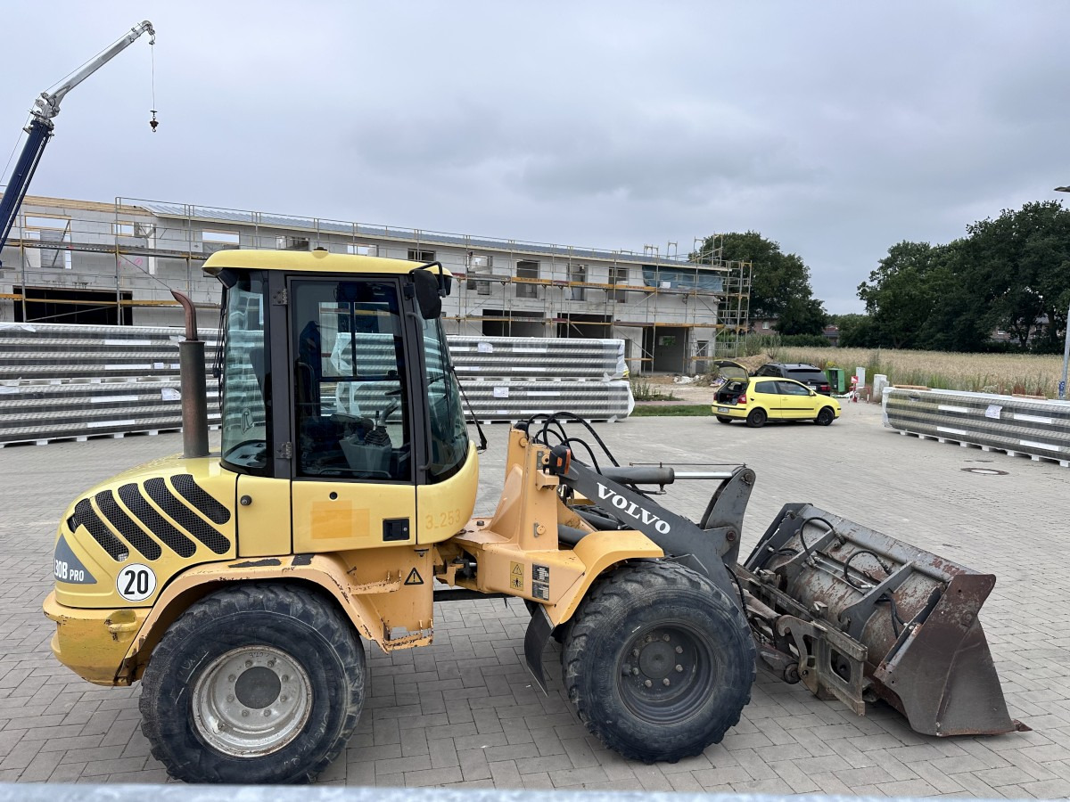 VOLVO L 30 B PRO 3er Kreis Klappschaufel+Palettengabel - Máy xúc lật bánh lốp: hình 2 VOLVO L 30 B PRO 3er Kreis Klappschaufel+Palettengabel - Máy xúc lật bánh lốp: hình 2