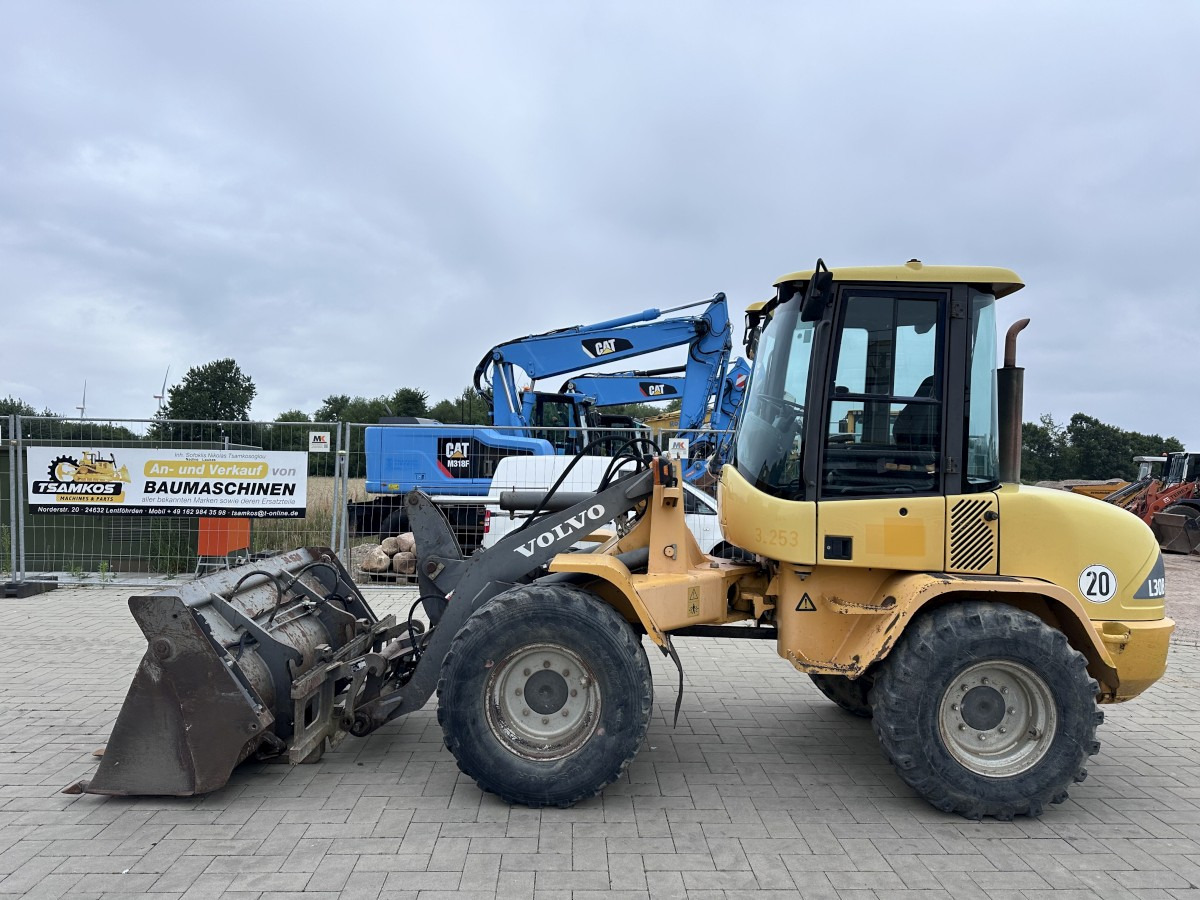 VOLVO L 30 B PRO 3er Kreis Klappschaufel+Palettengabel - Máy xúc lật bánh lốp: hình 1 VOLVO L 30 B PRO 3er Kreis Klappschaufel+Palettengabel - Máy xúc lật bánh lốp: hình 1