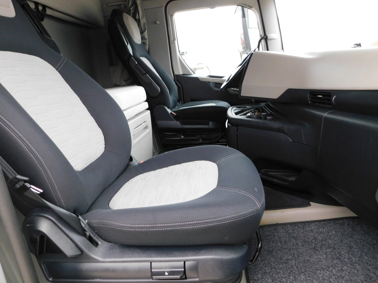 Ford F max 4x2 scab e6 12s2620 - Xe đầu kéo: hình 5 Ford F max 4x2 scab e6 12s2620 - Xe đầu kéo: hình 5