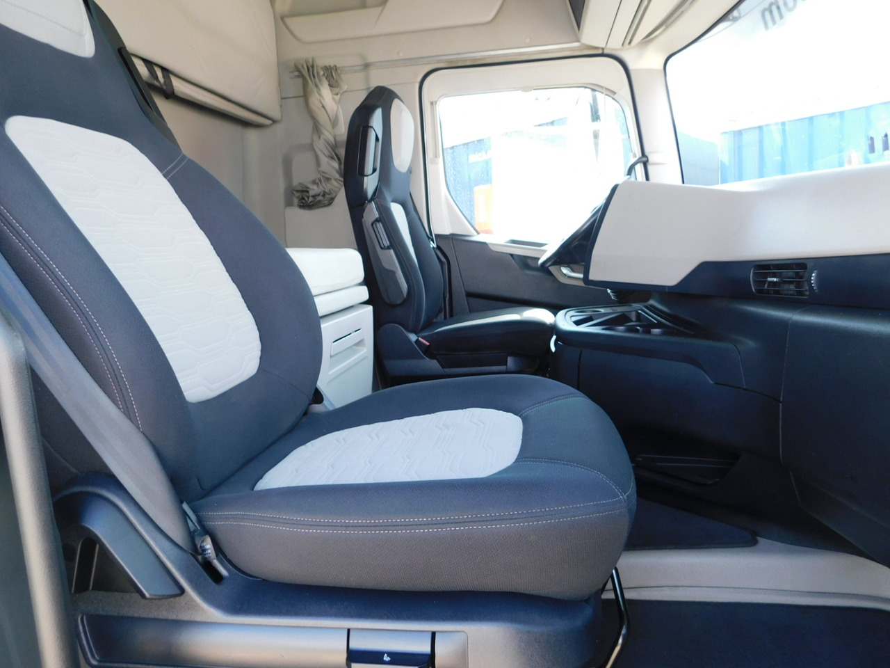 Ford F max 4x2 scab e6 12s2620 - Xe đầu kéo: hình 5 Ford F max 4x2 scab e6 12s2620 - Xe đầu kéo: hình 5