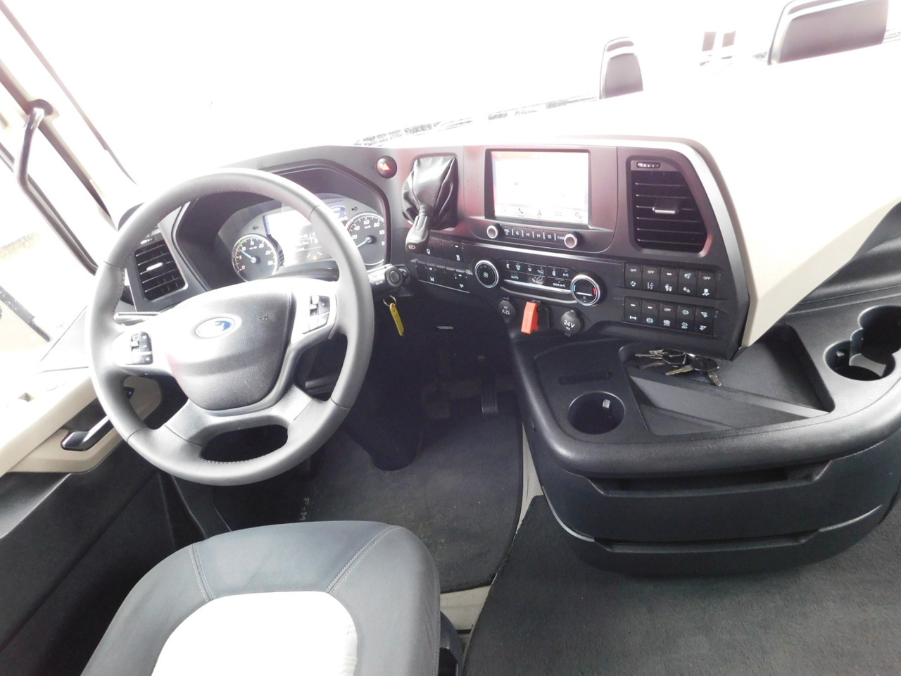 Interior photo 1: Xe đầu kéo Ford F max 4x2 scab e6 12s2620