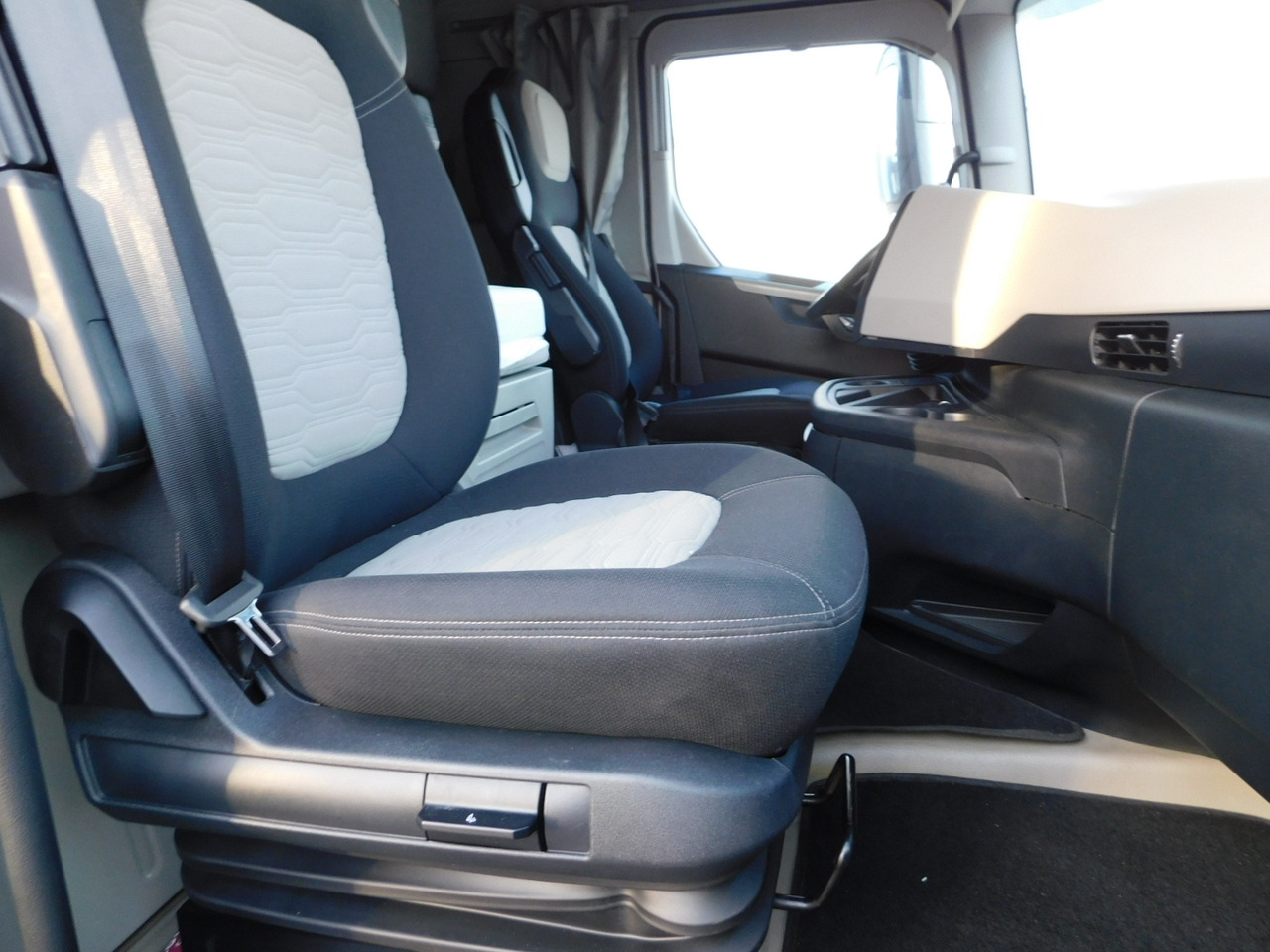 Ford F max 4x2 scab e6 12tx2620 - Xe đầu kéo: hình 5 Ford F max 4x2 scab e6 12tx2620 - Xe đầu kéo: hình 5