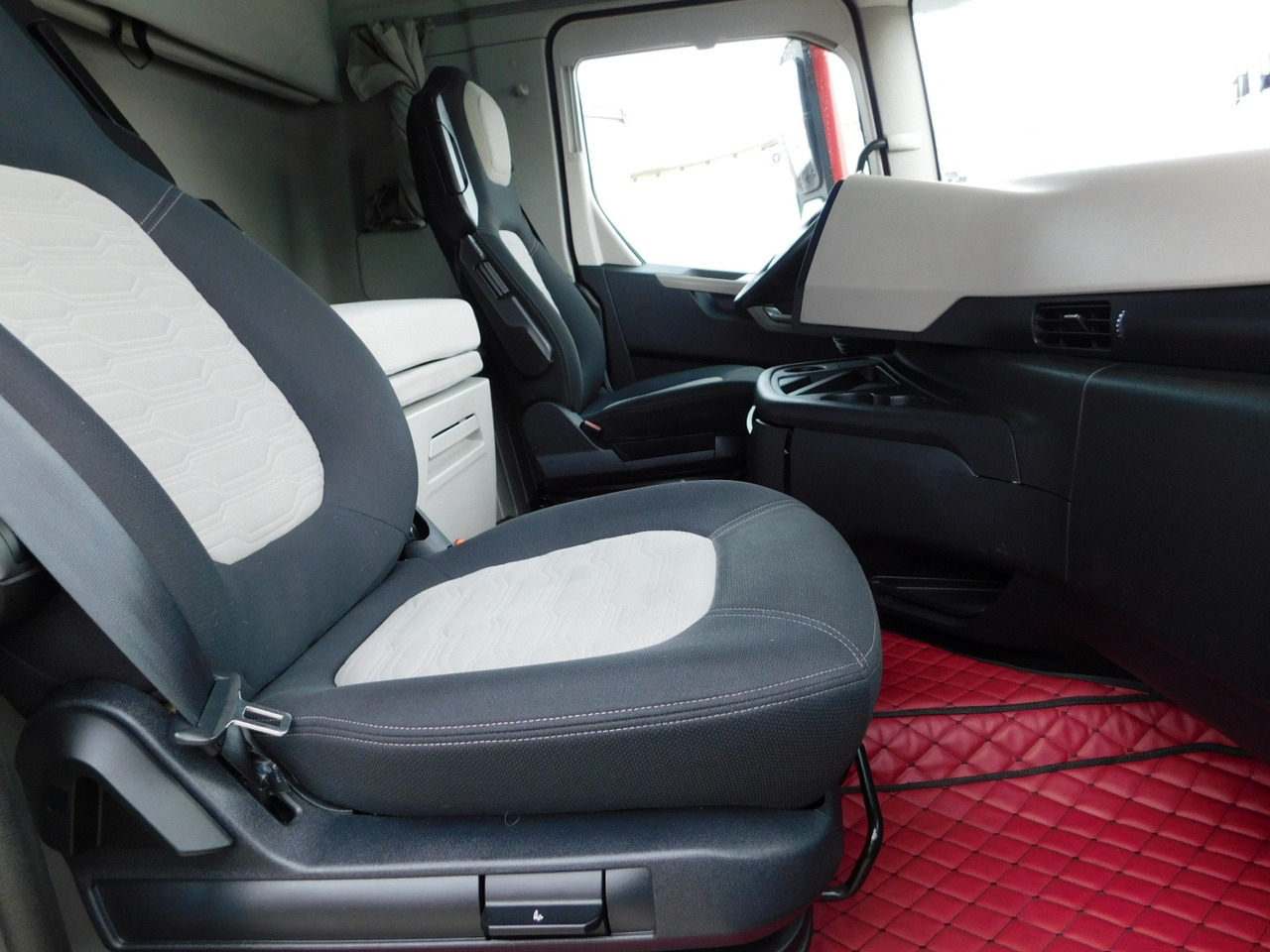 Ford F max 4x2 scab e6 12tx2620 - Xe đầu kéo: hình 5 Ford F max 4x2 scab e6 12tx2620 - Xe đầu kéo: hình 5