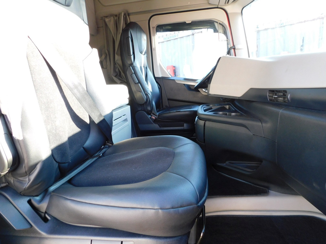 Ford F max 4x2 scab e6 12tx2620 - Xe đầu kéo: hình 5 Ford F max 4x2 scab e6 12tx2620 - Xe đầu kéo: hình 5
