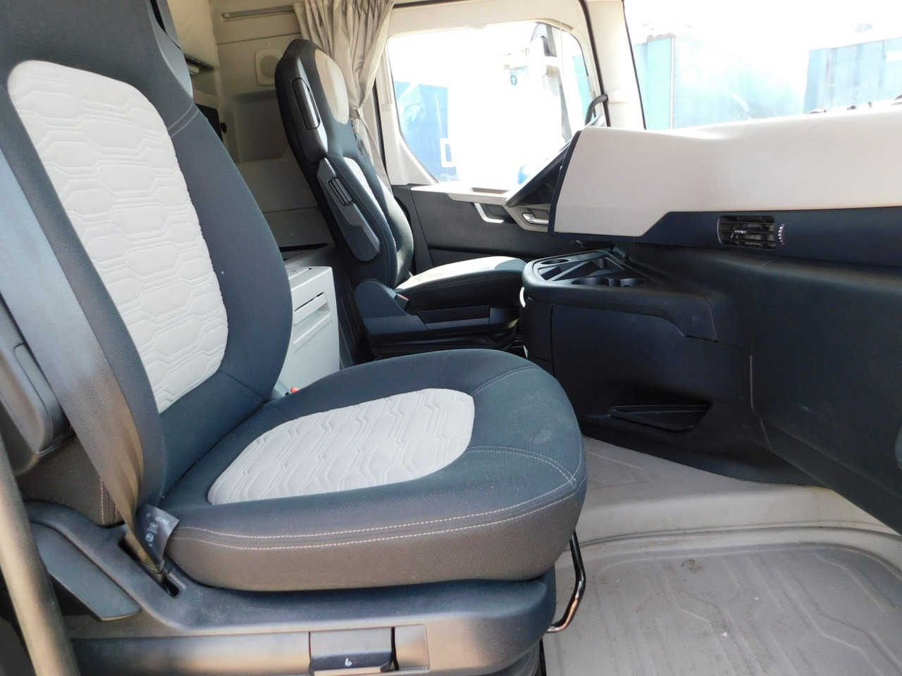 Ford F max 4x2 scab e6 12tx2620 ecotorq - Xe đầu kéo: hình 5 Ford F max 4x2 scab e6 12tx2620 ecotorq - Xe đầu kéo: hình 5