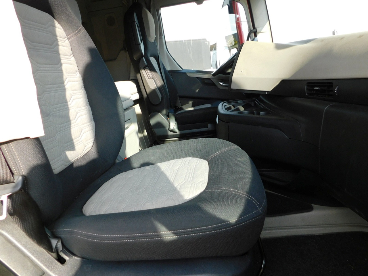 Ford F max ll 4x2 scab e6 12tx2620 - Xe đầu kéo: hình 5 Ford F max ll 4x2 scab e6 12tx2620 - Xe đầu kéo: hình 5