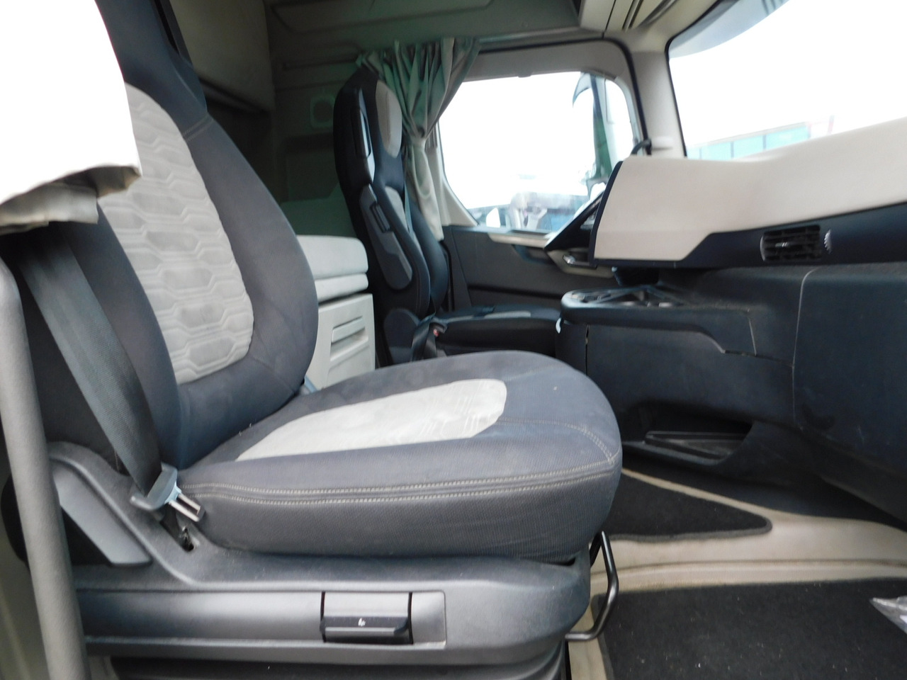 Ford F max ll 4x2 scab e6 12tx2620 - Xe đầu kéo: hình 5 Ford F max ll 4x2 scab e6 12tx2620 - Xe đầu kéo: hình 5