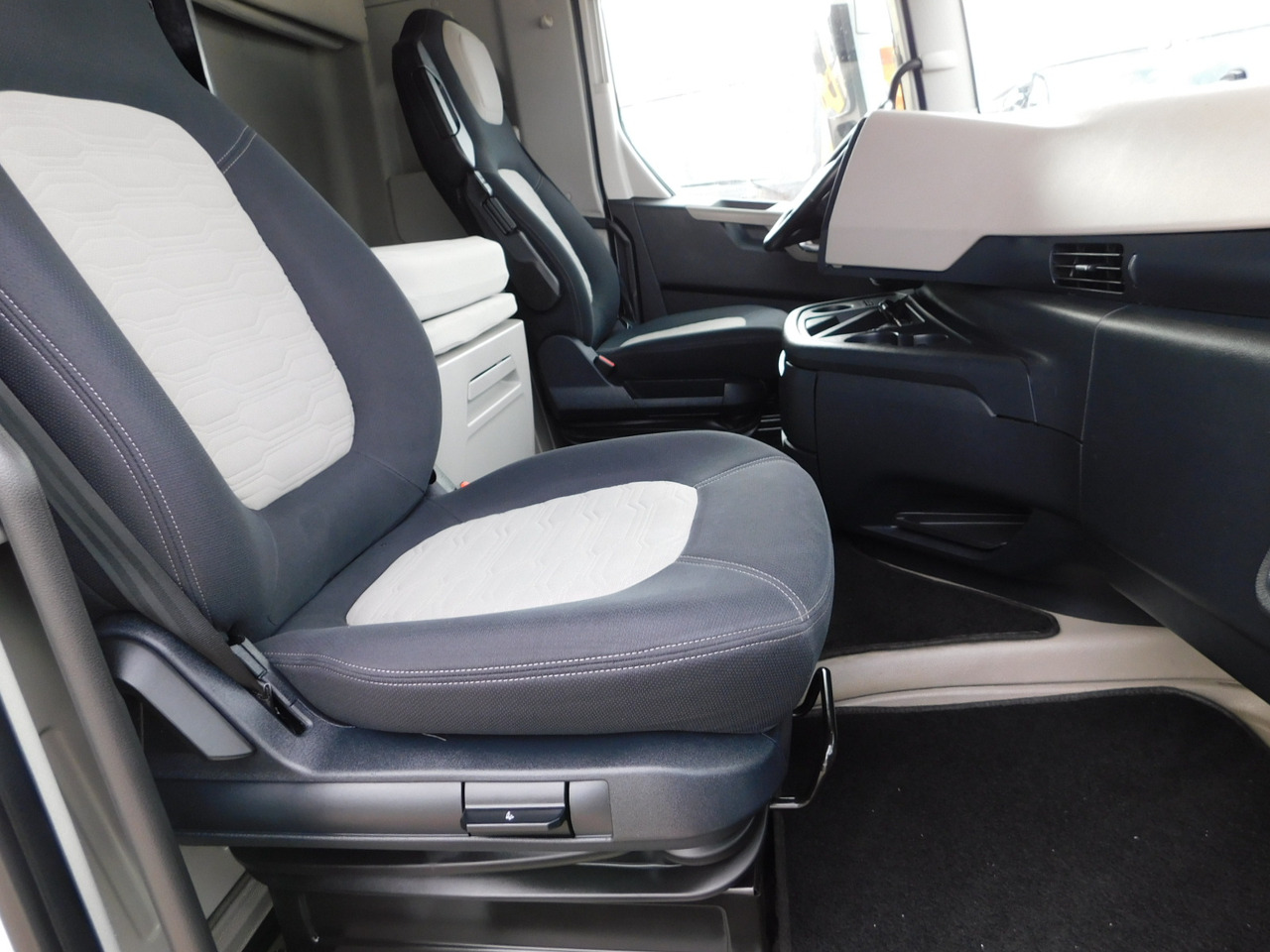 Ford F max ll 4x2 scab e6 12tx2620 - Xe đầu kéo: hình 5 Ford F max ll 4x2 scab e6 12tx2620 - Xe đầu kéo: hình 5