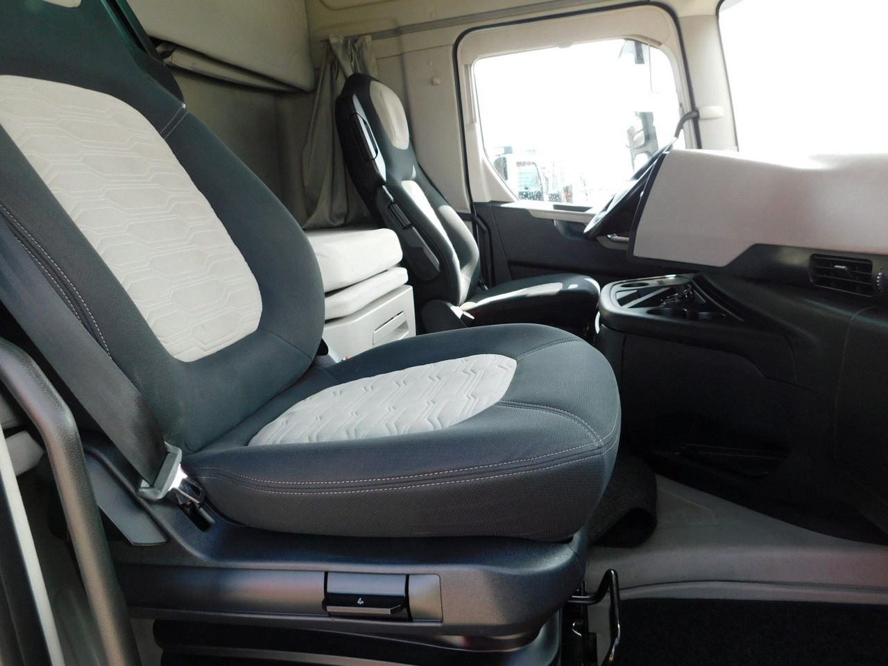 Ford F max ll 4x2 scab e6 12tx2620 - Xe đầu kéo: hình 5 Ford F max ll 4x2 scab e6 12tx2620 - Xe đầu kéo: hình 5