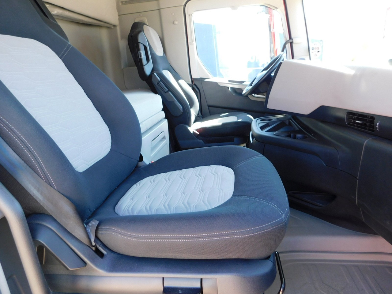 Ford F max ll 4x2 scab e6 12tx2620 - Xe đầu kéo: hình 5 Ford F max ll 4x2 scab e6 12tx2620 - Xe đầu kéo: hình 5