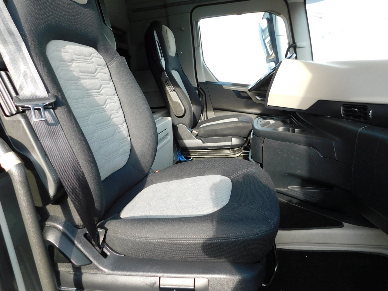 Ford F max ll 4x2 scab e6 12tx2620 - Xe đầu kéo: hình 5 Ford F max ll 4x2 scab e6 12tx2620 - Xe đầu kéo: hình 5