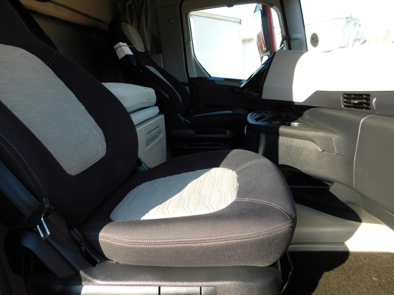 Ford F max ll 4x2 scab e6 12tx2620 - Xe đầu kéo: hình 5 Ford F max ll 4x2 scab e6 12tx2620 - Xe đầu kéo: hình 5