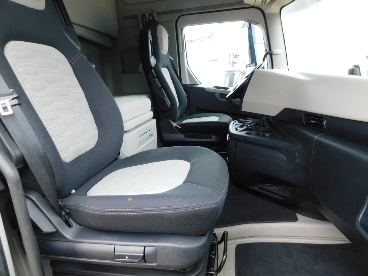 Ford F max ll 4x2 scab e6 12tx2620 - Xe đầu kéo: hình 5 Ford F max ll 4x2 scab e6 12tx2620 - Xe đầu kéo: hình 5