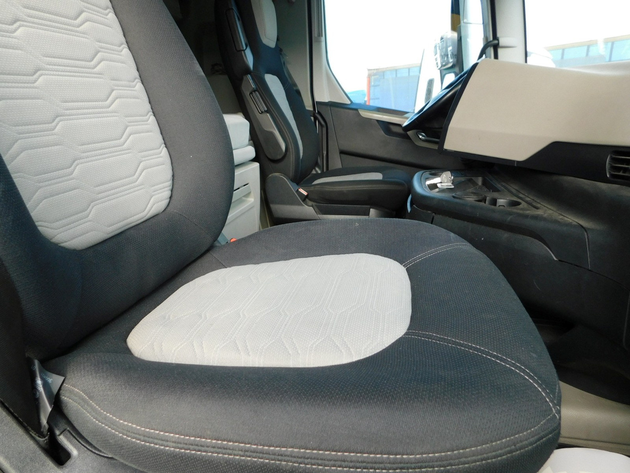 Ford F max ll 4x2 scab e6 12tx2620 - Xe đầu kéo: hình 5 Ford F max ll 4x2 scab e6 12tx2620 - Xe đầu kéo: hình 5