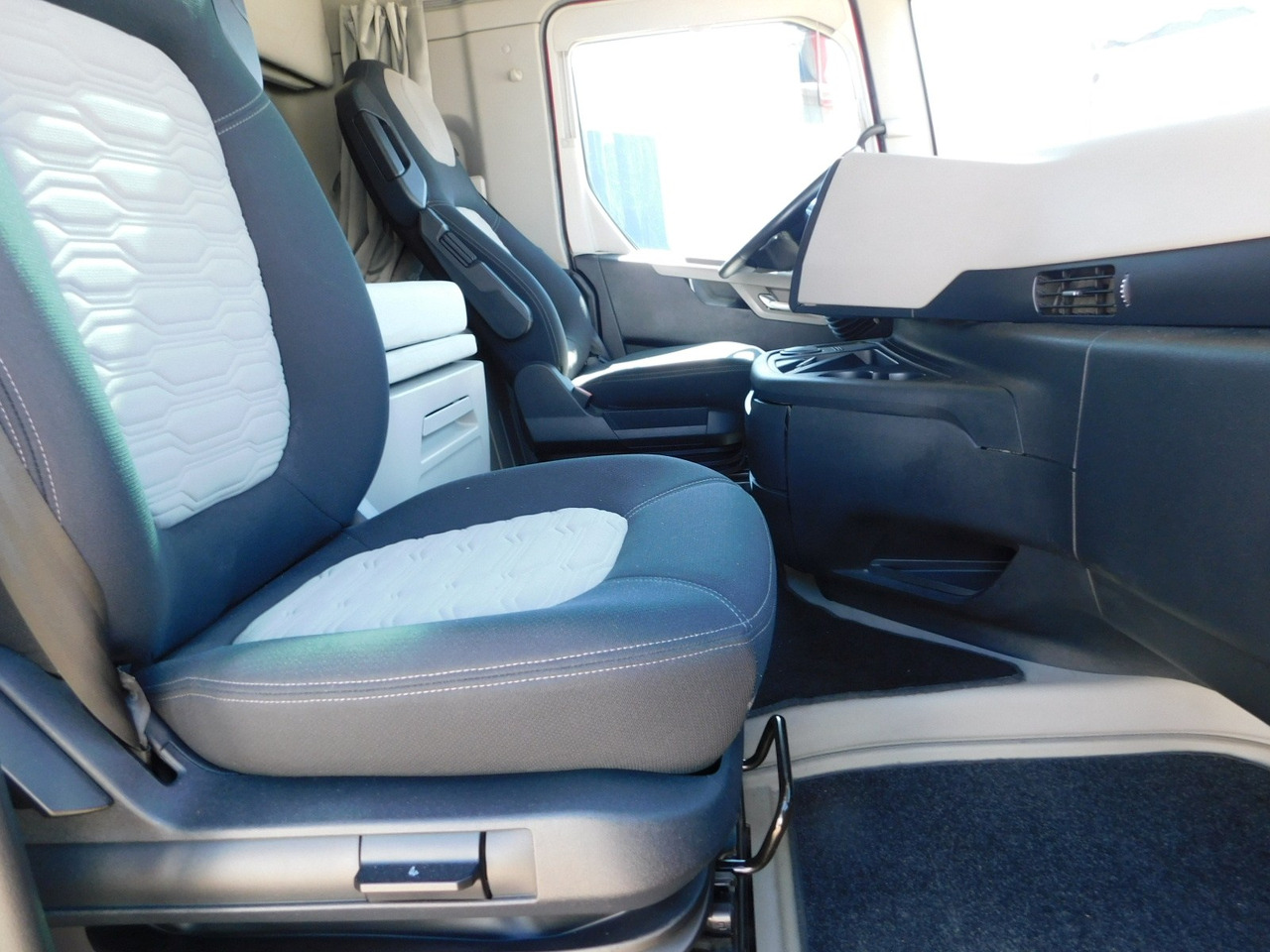 Ford F max ll 4x2 scab e6 12tx2620 - Xe đầu kéo: hình 5 Ford F max ll 4x2 scab e6 12tx2620 - Xe đầu kéo: hình 5