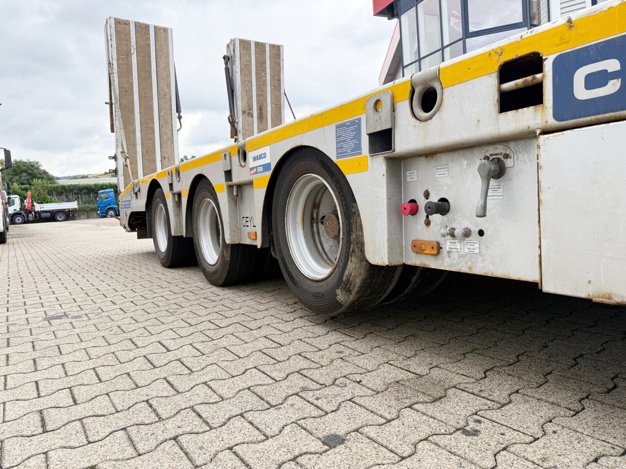 CYL 3 CYL 3, mit Lift-/Lenkachse, faltbare Rampen - Sơ mi rơ moóc thùng thấp: hình 2 CYL 3 CYL 3, mit Lift-/Lenkachse, faltbare Rampen - Sơ mi rơ moóc thùng thấp: hình 2