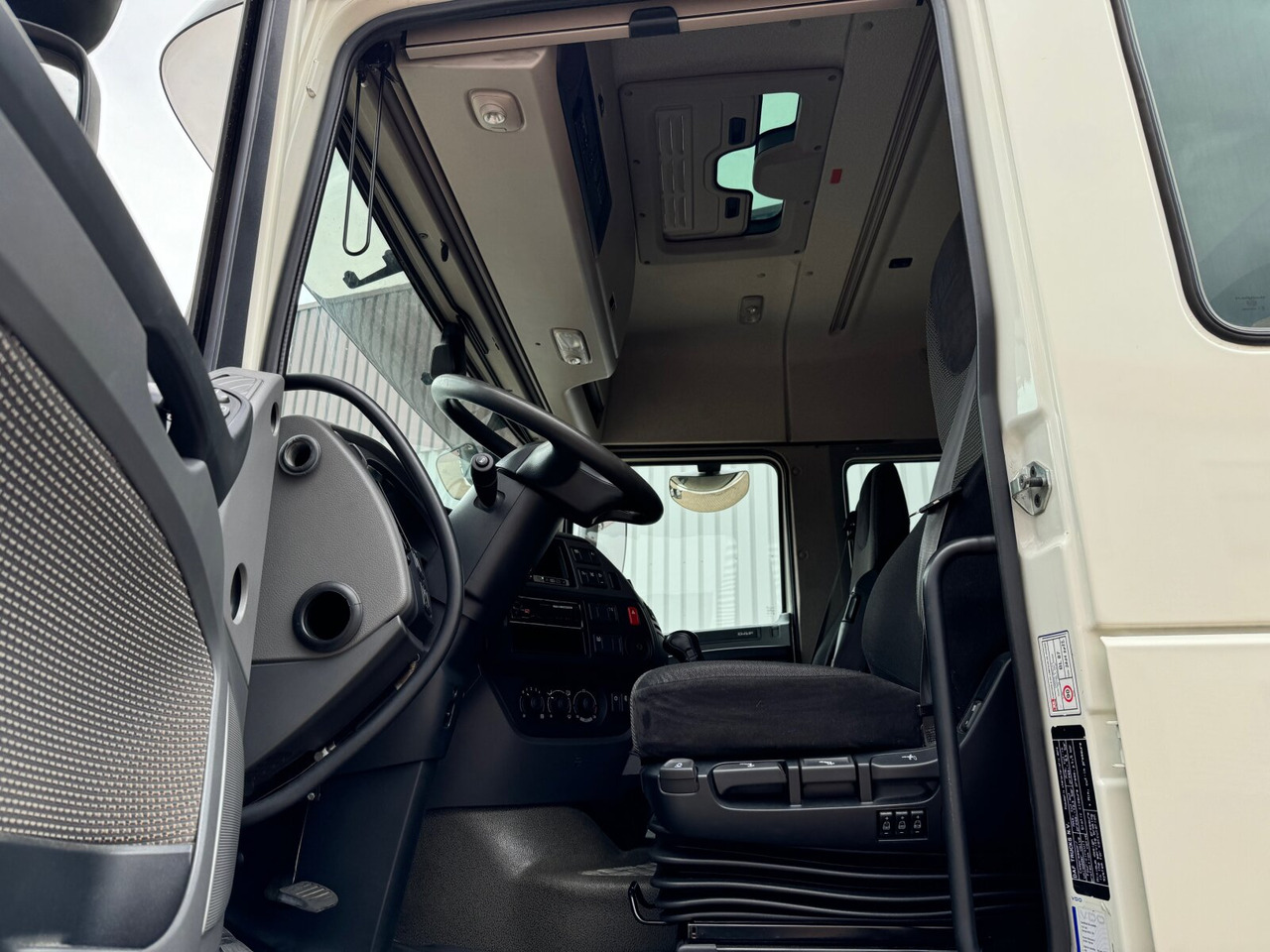 DAF XF 410 FA 4x2 XF 410 FA 4x2, Fahrschule, 2x AHK, 6 Sitze - Xe tải thùng lửng/ Phẳng: hình 2 DAF XF 410 FA 4x2 XF 410 FA 4x2, Fahrschule, 2x AHK, 6 Sitze - Xe tải thùng lửng/ Phẳng: hình 2