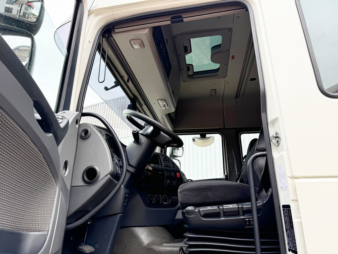 DAF XF 410 FA 4x2 XF 410 FA 4x2, Fahrschule, 2x AHK, 6 Sitze - Xe tải thùng lửng/ Phẳng: hình 2 DAF XF 410 FA 4x2 XF 410 FA 4x2, Fahrschule, 2x AHK, 6 Sitze - Xe tải thùng lửng/ Phẳng: hình 2