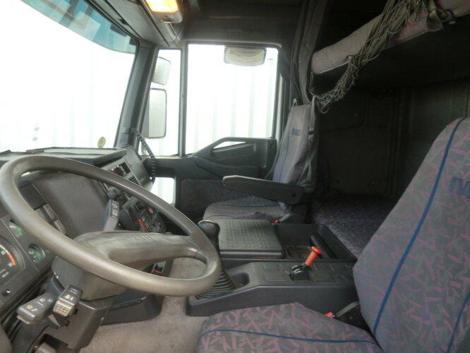 Interior photo 2: Xe tải hộp Iveco EuroTech 190E40 4x2 Euro Tech 190E40, Möbelkoffer, 49 cbm Interior photo 2: Xe tải hộp Iveco EuroTech 190E40 4x2 Euro Tech 190E40, Möbelkoffer, 49 cbm