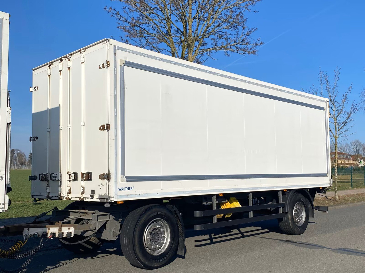 Kofferanhänger mit LBW Kofferanhänger mit LBW, Durchladesystem - Rơ moóc hộp kín: hình 1 Kofferanhänger mit LBW Kofferanhänger mit LBW, Durchladesystem - Rơ moóc hộp kín: hình 1