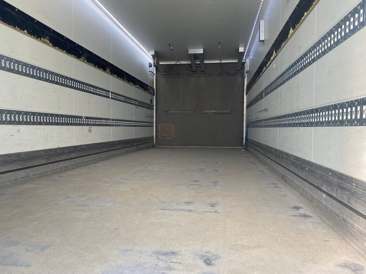 Kofferanhänger mit LBW Kofferanhänger mit LBW, Durchladesystem - Rơ moóc hộp kín: hình 4 Kofferanhänger mit LBW Kofferanhänger mit LBW, Durchladesystem - Rơ moóc hộp kín: hình 4