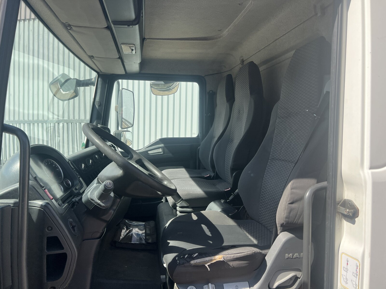Interior photo 1: Xe tải thùng lửng/ Phẳng MAN TGL 7.150 4x2 BB TGL 7.150 4x2 BB mit LBW BÄR
