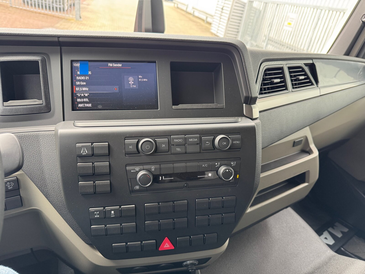 MAN TGL 8.160 4x2 BL CH TGL 8.160 4x2 BL CH, City-Abroller - Xe tải nâng móc: hình 4 MAN TGL 8.160 4x2 BL CH TGL 8.160 4x2 BL CH, City-Abroller - Xe tải nâng móc: hình 4